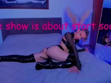Girls and cam to cam: Watch as these sophisticated entertainers uncover their stunning costumes and curvaceous curves online!