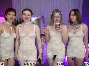 Girls and cam to cam: Watch as these sophisticated entertainers uncover their stunning costumes and curvaceous curves online!
