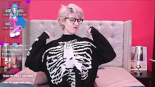 Girls and cam to cam: Watch as these sophisticated entertainers uncover their stunning costumes and curvaceous curves online!