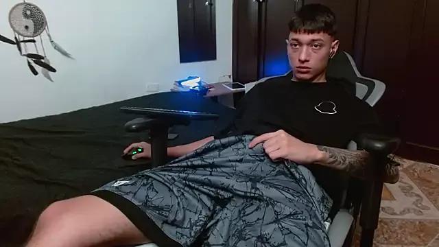 aaron_blug from StripChat is Freechat