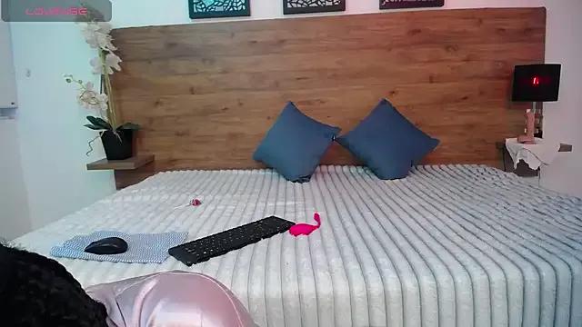 Girls and cam to cam: Watch as these sophisticated entertainers uncover their stunning costumes and curvaceous curves online!