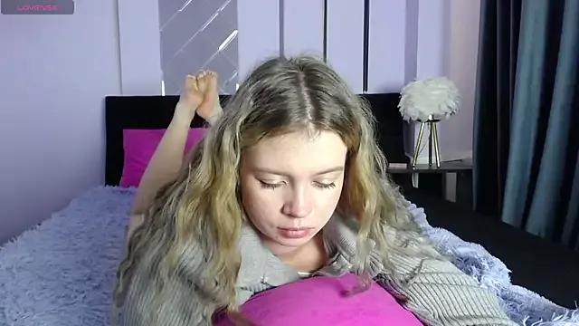 AlisaGoldie from StripChat is Freechat