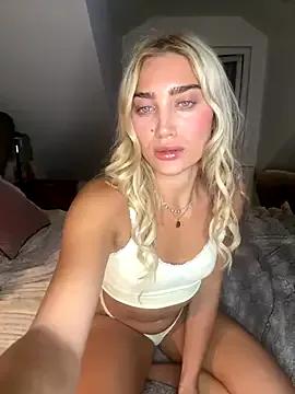 auriangel from StripChat is Freechat