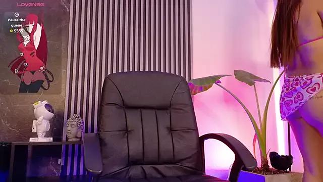 BellaRoux from StripChat is Freechat