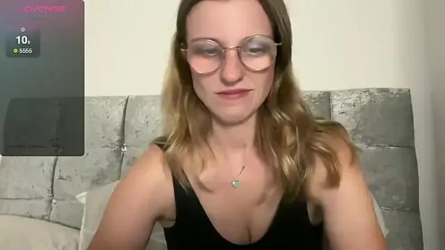 BustyKellyXXX from StripChat is Freechat