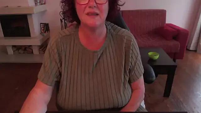 Photos of CurvyMindy from StripChat is Freechat
