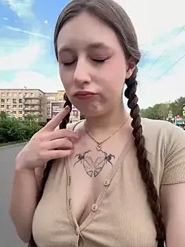 cuteperseon from StripChat is Freechat