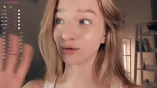 DreamyGleam from StripChat is Freechat
