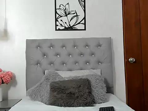 Emiily_cooper_x from StripChat is Freechat
