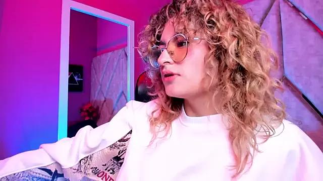 EmiliRouse_ from StripChat is Freechat