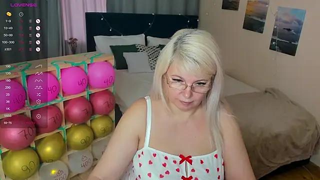 Girls and cam to cam: Watch as these sophisticated entertainers uncover their stunning costumes and curvaceous curves online!