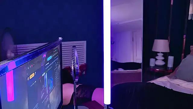 EmmaLawrens from StripChat