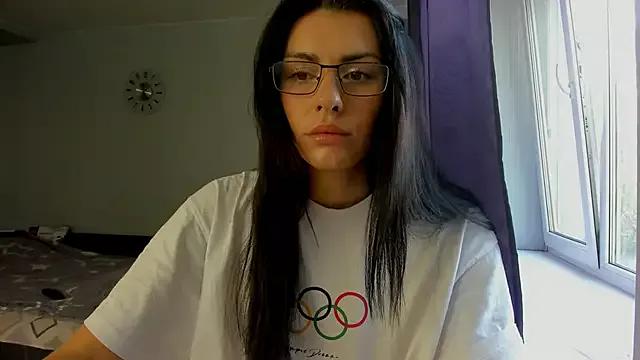 EmmyWarm from StripChat is Freechat