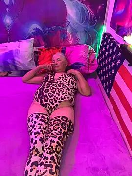 Girls and cam to cam: Watch as these sophisticated entertainers uncover their stunning costumes and curvaceous curves online!