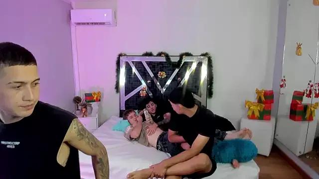 Handsomeboyss19 from StripChat is Freechat