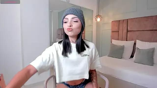hannah_miltonn from StripChat is Freechat