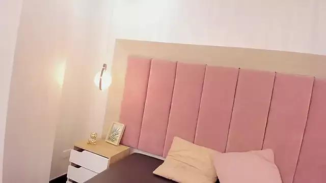 Isabella_Marsh from StripChat is Freechat