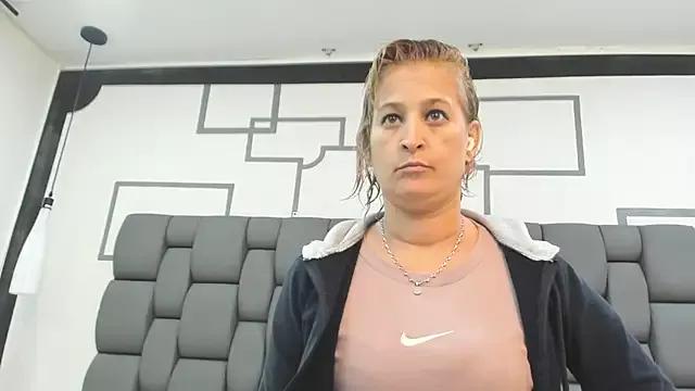 Jade_squirtt from StripChat is Freechat