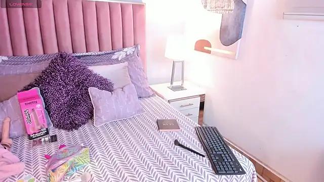 Girls and cam to cam: Watch as these sophisticated entertainers uncover their stunning costumes and curvaceous curves online!