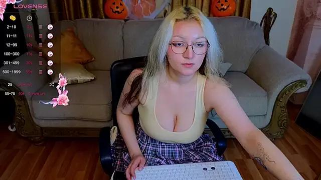 JuicyLullu from StripChat is Freechat