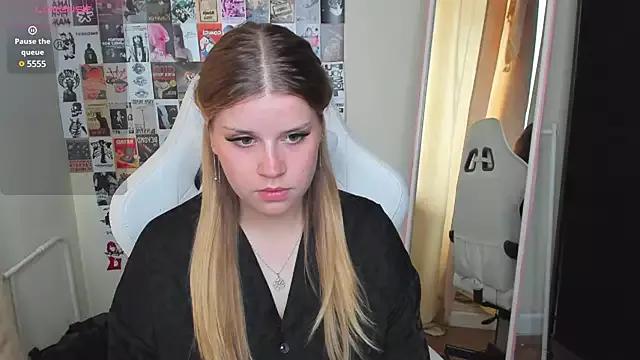 KiraKyler from StripChat is Freechat