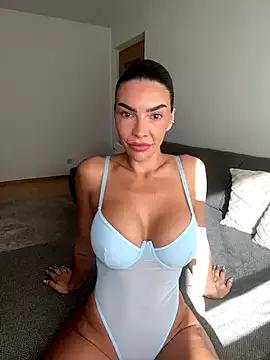 krissiswrld- from StripChat is Freechat