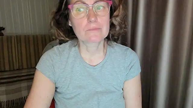 lauraoven from StripChat is Freechat