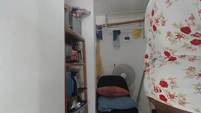 LiraRusso from StripChat is Freechat
