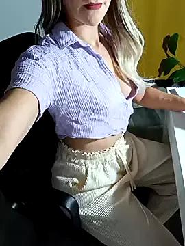 lisshorn from StripChat is Freechat