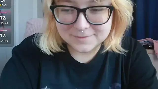 LolaWEI from StripChat is Freechat