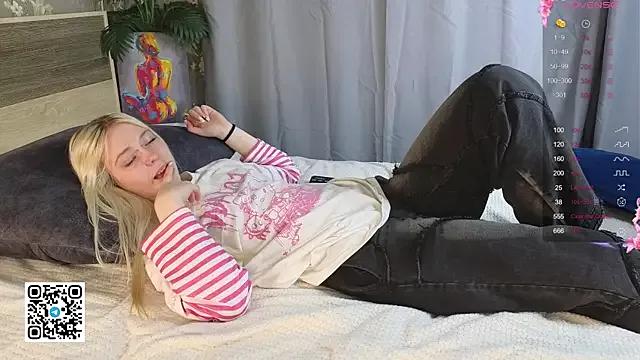 Lolly_White from StripChat is Freechat