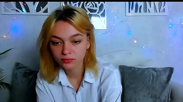 LucyGoldi from StripChat is Freechat