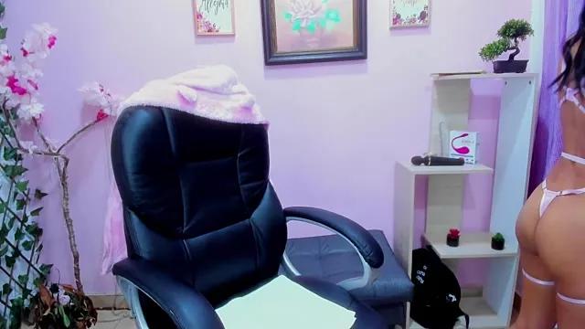 Maia_Sigs from StripChat