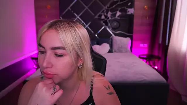 MariellaVi from StripChat is Freechat