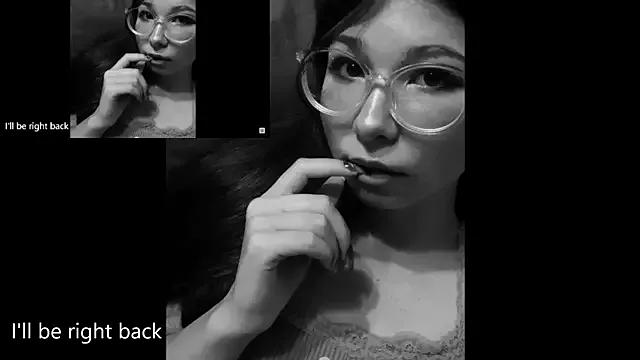 MiaamaLoveLyslt from StripChat is Freechat