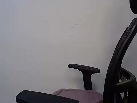 MiniBeast from StripChat is Freechat