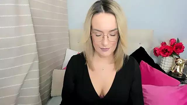 MollyFlowers from StripChat is Freechat