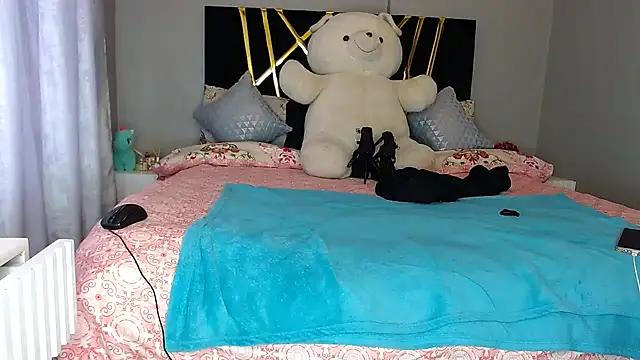 Girls and cam to cam: Watch as these sophisticated entertainers uncover their stunning costumes and curvaceous curves online!
