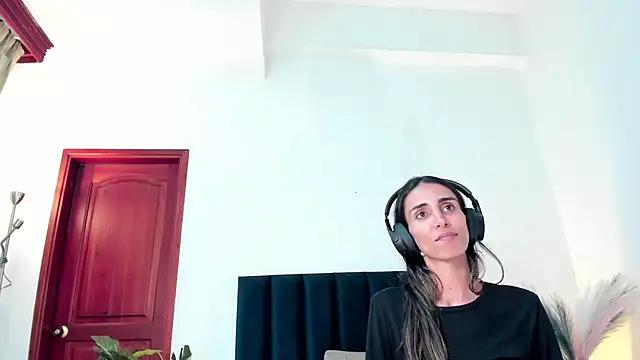 Nina_Cavaali from StripChat is Freechat