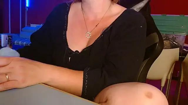 Girls and cam to cam: Watch as these sophisticated entertainers uncover their stunning costumes and curvaceous curves online!