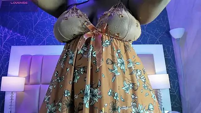 ReinaMiah from StripChat is Freechat