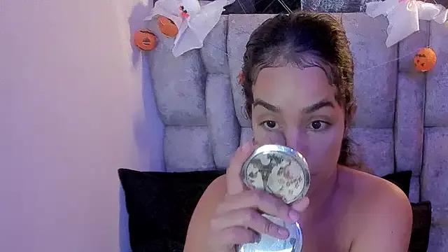 roxanne_dl from StripChat is Freechat