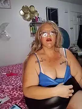 RoxanneGold from StripChat is Freechat