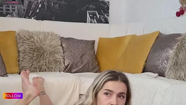 Sarah-Hart from StripChat is Freechat