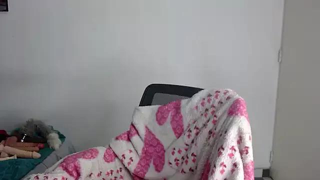 sarah_lovesu from StripChat is Freechat