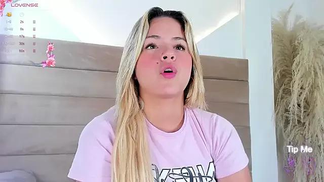 SheylaSmith from StripChat is Freechat