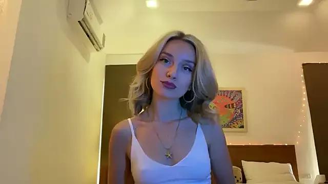SirenaBelle from StripChat is Freechat