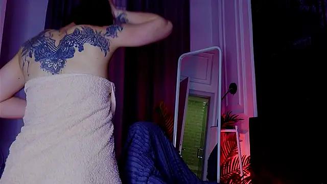 Girls and cam to cam: Watch as these sophisticated entertainers uncover their stunning costumes and curvaceous curves online!