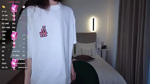 sweetiebones from StripChat is Freechat