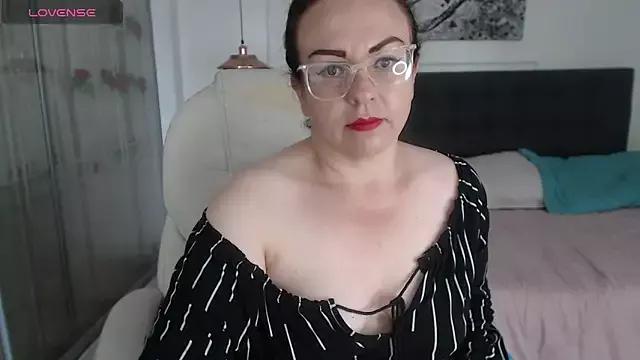 Girls and cam to cam: Watch as these sophisticated entertainers uncover their stunning costumes and curvaceous curves online!